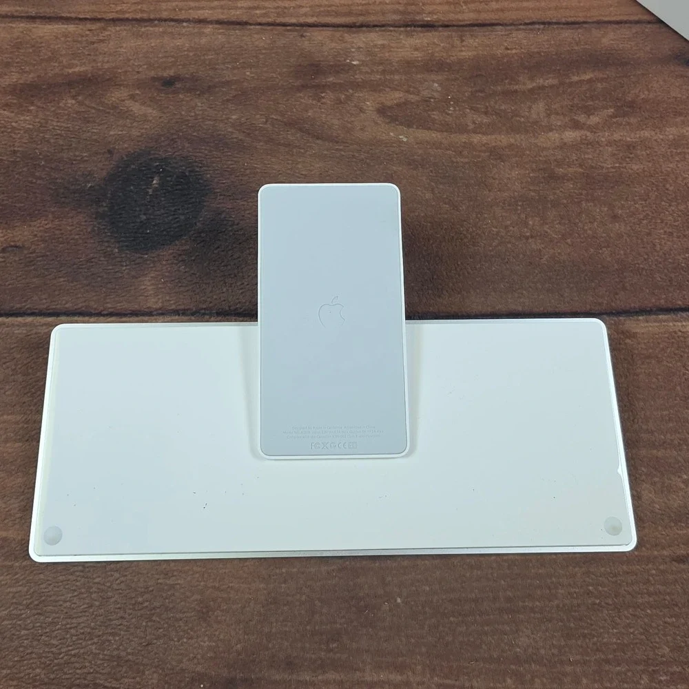 Apple iPad Keyboard Dock A1359 White Silver Good 30-Pin Connector MC359LL/A